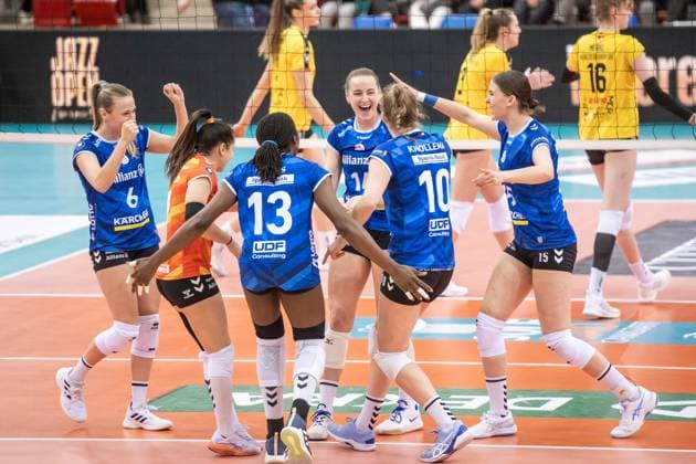 Roosa Koskelo (Allianz MTV Stuttgart, 01), Roosa Koskelo (Allianz MTV Stuttgart, 01), Krystal Rivers (Allianz MTV Stuttgart, 13), Kelsey Veltman (Allianz MTV Stuttgart, 14), Jolien Knollema (Allianz MTV Stuttgart, 10), Charlotte Krenicky (Allianz MTV Stuttgart, 15), vlnr. Jubel, Freude beim MTV Stuttgart GER, Allianz MTV Stuttgart - VfB Suhl LOTTO Thueringen, Volleyball Bundesliga, VBL, Spielzeit 2024 2025, 28.12.2024 GER, Allianz MTV Stuttgart - VfB Suhl LOTTO Thueringen, Volleyball Bundesliga, VBL, Spielzeit 2024 2025, 28.12.2024 Stuttgart Copyright: xSandyxDinkelackerx EP_SDR