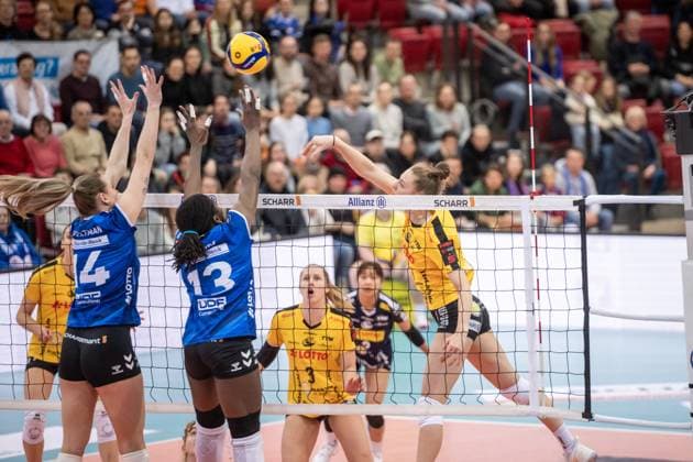 Jette Kuipers (VfB Suhl LOTTO Thueringen, 08) vs. Kelsey Veltman (Allianz MTV Stuttgart, 14) und Krystal Rivers (Allianz MTV Stuttgart, 13) GER, Allianz MTV Stuttgart - VfB Suhl LOTTO Thueringen, Volleyball Bundesliga, VBL, Spielzeit 2024 2025, 28.12.2024 GER, Allianz MTV Stuttgart - VfB Suhl LOTTO Thueringen, Volleyball Bundesliga, VBL, Spielzeit 2024 2025, 28.12.2024 Stuttgart Copyright: xSandyxDinkelackerx EP_SDR