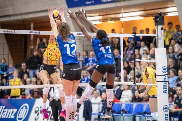 Julia De Paula Viana (VfB Suhl LOTTO Thueringen, 17) vs. Lucia Varela Gomez (Allianz MTV Stuttgart, 12) und Krystal Rivers (Allianz MTV Stuttgart, 13) GER, Allianz MTV Stuttgart - VfB Suhl LOTTO Thueringen, Volleyball Bundesliga, VBL, Spielzeit 2024 2025, 28.12.2024 GER, Allianz MTV Stuttgart - VfB Suhl LOTTO Thueringen, Volleyball Bundesliga, VBL, Spielzeit 2024 2025, 28.12.2024 Stuttgart Copyright: xSandyxDinkelackerx EP_SDR
