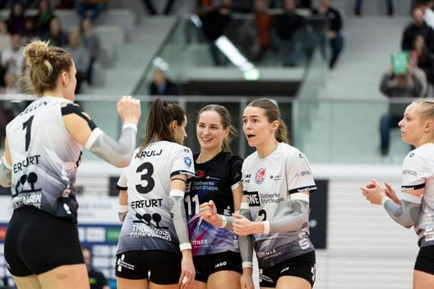 1. Volleyball Bundesliga Frauen: Schwarz-Weiss Erfurt vs. VC Wiesbaden; Erfurt; 28.12.2024 Mia Anna Stauß ( 11; Schwarz-Weiss Erfurt) und Elizabeth Sandbothe ( 2; Schwarz-Weiss Erfurt) mit Mannschaft 1. Volleyball Bundesliga Frauen: Schwarz-Weiss Erfurt vs. VC Wiesbaden; Riethsporthalle Erfurt; 28.12.2024 Copyright: xBEAUTIFULxSPORTS Duehringx