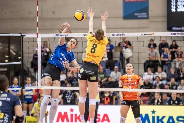 Jette Kuipers (VfB Suhl LOTTO Thueringen, 08) vs. Lucia Varela Gomez (Allianz MTV Stuttgart, 12) GER, Allianz MTV Stuttgart - VfB Suhl LOTTO Thueringen, Volleyball Bundesliga, VBL, Spielzeit 2024 2025, 28.12.2024 GER, Allianz MTV Stuttgart - VfB Suhl LOTTO Thueringen, Volleyball Bundesliga, VBL, Spielzeit 2024 2025, 28.12.2024 Stuttgart Copyright: xSandyxDinkelackerx EP_SDR