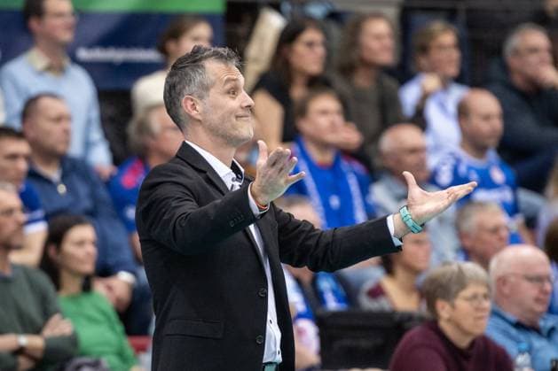 Laszlo Hollosy (VfB Suhl LOTTO Thueringen, Trainer) - kritischer Blick GER, Allianz MTV Stuttgart - VfB Suhl LOTTO Thueringen, Volleyball Bundesliga, VBL, Spielzeit 2024 2025, 28.12.2024 GER, Allianz MTV Stuttgart - VfB Suhl LOTTO Thueringen, Volleyball Bundesliga, VBL, Spielzeit 2024 2025, 28.12.2024 Stuttgart Copyright: xSandyxDinkelackerx EP_SDR