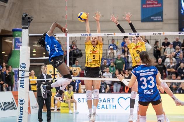 Krystal Rivers (Allianz MTV Stuttgart, 13) vs. Anna Artyshuk (VfB Suhl LOTTO Thueringen, 09) und Leandra Rixa Negri (VfB Suhl LOTTO Thueringen, 16) GER, Allianz MTV Stuttgart - VfB Suhl LOTTO Thueringen, Volleyball Bundesliga, VBL, Spielzeit 2024 2025, 28.12.2024 GER, Allianz MTV Stuttgart - VfB Suhl LOTTO Thueringen, Volleyball Bundesliga, VBL, Spielzeit 2024 2025, 28.12.2024 Stuttgart Copyright: xSandyxDinkelackerx EP_SDR
