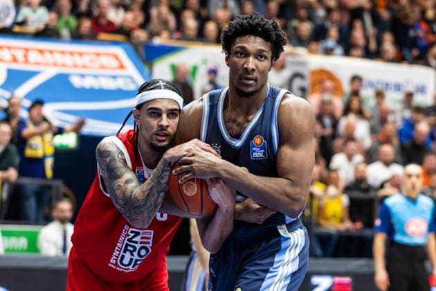 Bilder des Jahres 2024, Sport 12 Dezember Sport Themen der Woche KW52 Sport Bilder des Tages easyCredit Basketball Bundesliga, BBL, Saison 2024 2025, Herren. 28.12.2024, Syntainics MBC - Alba Berlin, Michael Devoe (Syntainics MBC, No 0), David McCormack (Alba Berlin, No33) im Kampf um den Ball Copyright. Alexander Trienitz. *** easyCredit Basketball Bundesliga, BBL, Season 2024 2025, Men 28 12 2024, Syntainics MBC Alba Berlin, Michael Devoe Syntainics MBC, No 0 , David McCormack Alba Berlin, No33 fighting for the ball Copyright Alexander Trienitz