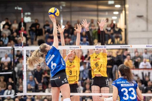 Antonia Stautz (Allianz MTV Stuttgart, 06) vs. Suhler Block aus Anna Artyshuk (VfB Suhl LOTTO Thueringen), 09) und Leandra Rixa Negri (VfB Suhl LOTTO Thueringen, 16) GER, Allianz MTV Stuttgart - VfB Suhl LOTTO Thueringen, Volleyball Bundesliga, VBL, Spielzeit 2024 2025, 28.12.2024 GER, Allianz MTV Stuttgart - VfB Suhl LOTTO Thueringen, Volleyball Bundesliga, VBL, Spielzeit 2024 2025, 28.12.2024 Stuttgart Copyright: xSandyxDinkelackerx EP_SDR