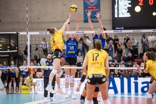 Jette Kuipers (VfB Suhl LOTTO Thueringen, 08) vsCharlotte Krenicky (Allianz MTV Stuttgart, 15) und Kelsey Veltman (Allianz MTV Stuttgart, 14) GER, Allianz MTV Stuttgart - VfB Suhl LOTTO Thueringen, Volleyball Bundesliga, VBL, Spielzeit 2024 2025, 28.12.2024 GER, Allianz MTV Stuttgart - VfB Suhl LOTTO Thueringen, Volleyball Bundesliga, VBL, Spielzeit 2024 2025, 28.12.2024 Stuttgart Copyright: xSandyxDinkelackerx EP_SDR
