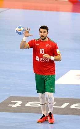 Foto : Torwurf von ..... Miguel Martins (Portugal) Handball Europameisterschaft, Hauptrunde in Hamburg , am Di. 23.01.2024 Niederlande - Portugal 33 - 33