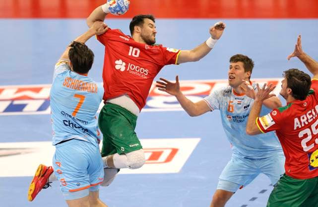 Foto : Torwurf von ..... Miguel Martins (Portugal) , er wirft gegen Niko Blaauw (NED) und Robin Schoenaker ( links , NED ) Handball Europameisterschaft, Hauptrunde in Hamburg , am Di. 23.01.2024 Niederlande - Portugal 33 - 33