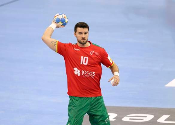 Foto : Torwurf von ..... Miguel Martins (Portugal) Handball Europameisterschaft, Hauptrunde in Hamburg , am Di. 23.01.2024 Niederlande - Portugal 33 - 33