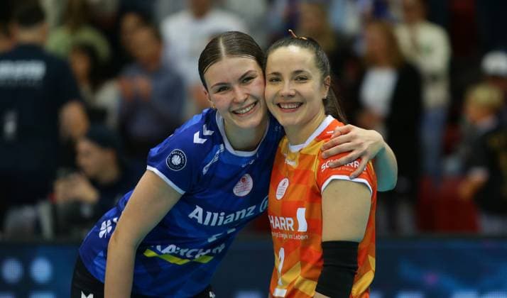 Stuttgart , Volleyball Bundesliga Frauen, Allianz MTV Stuttgart vs VfB Suhl , von links: Charlotte krenicky Roosa Koskelo ( Stgt )