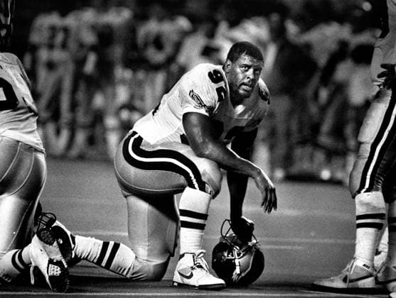 Archivbilder der Woche SPORT KW52 KRT SPORTS PHOTO SLUGGED: WHITE-OBIT KRT PHOTO BY JERRY LODRIGUSS PHILADELPHIA INQUIRER (December 26) Reggie White pauses during a time out as the Philadelphia Eagles faced the Pittsburgh Steelers in pre-season, August 26, 1989. White, one of the greatest defensive players in NFL, American Football Herren, USA histroy died Sunday, December 26, 2004. He was 43. (lde) 2004 **BLACK AND WHITE ONLY ** PHILADELPHIA PA USA EDITORIAL USE ONLY Copyright: xx 1011465 JERRYxLODRIGUSSx krtphotoslive156707