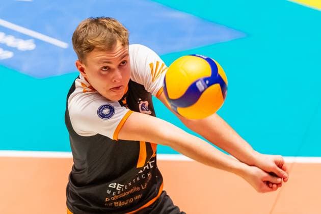Ballannahme von Lenny Graven (17, VFB Friedrichshafen) GER, VFB Friedrichshafen vs Helios Grizzyls Giesen, Volleyball, Bundesliga, Saison 2024 25, Spieltag 14, 28.12.2024, GER, VFB Friedrichshafen vs Helios Grizzyls Giesen, Volleyball, Bundesliga, Saison 2024 25, Spieltag 14, 28.12.2024 Friedrichshafen Copyright: xEibner-Pressefoto FlorianxWolfx EP_FWF