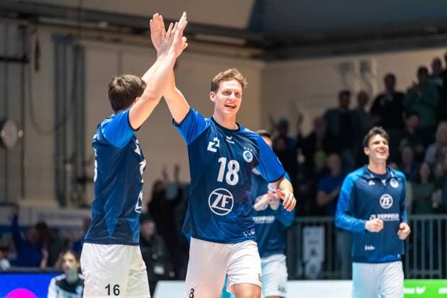 Jubel nach dem Heimsieg von Simon Uhrenholt (18, VFB Friedrichshafen) mit Simon Kohn (16, VFB Friedrichshafen) GER, VFB Friedrichshafen vs Helios Grizzyls Giesen, Volleyball, Bundesliga, Saison 2024 25, Spieltag 14, 28.12.2024, GER, VFB Friedrichshafen vs Helios Grizzyls Giesen, Volleyball, Bundesliga, Saison 2024 25, Spieltag 14, 28.12.2024 Friedrichshafen Copyright: xEibner-Pressefoto FlorianxWolfx EP_FWF