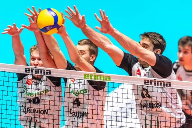 Sport Bilder des Tages Block von Jan Roeling (10, Helios Grizzlys Giesen), Nuake Wagner (4, Helios Grizzlys Giesen) und Jori Mantha (13, Helios Grizzlys Giesen) GER, VFB Friedrichshafen vs Helios Grizzyls Giesen, Volleyball, Bundesliga, Saison 2024 25, Spieltag 14, 28.12.2024, GER, VFB Friedrichshafen vs Helios Grizzyls Giesen, Volleyball, Bundesliga, Saison 2024 25, Spieltag 14, 28.12.2024 Friedrichshafen Copyright: xEibner-Pressefoto FlorianxWolfx EP_FWF