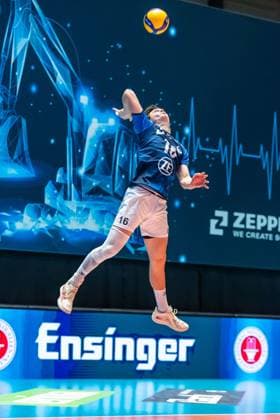 Simon Kohn (16, VFB Friedrichshafen) beim Aufschlag GER, VFB Friedrichshafen vs Helios Grizzyls Giesen, Volleyball, Bundesliga, Saison 2024 25, Spieltag 14, 28.12.2024, GER, VFB Friedrichshafen vs Helios Grizzyls Giesen, Volleyball, Bundesliga, Saison 2024 25, Spieltag 14, 28.12.2024 Friedrichshafen Copyright: xEibner-Pressefoto FlorianxWolfx EP_FWF