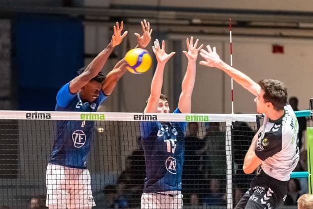 Block von Jose Masso (1, VFB Friedrichshafen) und Jackson Young (15, VFB Friedrichshafen) GER, VFB Friedrichshafen vs Helios Grizzyls Giesen, Volleyball, Bundesliga, Saison 2024 25, Spieltag 14, 28.12.2024, GER, VFB Friedrichshafen vs Helios Grizzyls Giesen, Volleyball, Bundesliga, Saison 2024 25, Spieltag 14, 28.12.2024 Friedrichshafen Copyright: xEibner-Pressefoto FlorianxWolfx EP_FWF