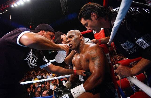 KRT SPORTS STORY SLUGGED: BOX-TYSON KRT PHOTOGRAPH BY OLIVIER DOULIERY ABACA PRESS (June 12) Trainer Jeff Fenech speaks to Mike Tyson after the sixth round with Kevin McBride, Saturday night, June 11, 2005, at the MCI Center in Washington, D.C. McBride won the fight via TKO after Tyson refused to come back out for the seventh round. (smd) 2005 WASHINGTON DC USA EDITORIAL USE ONLY Copyright: xworldxrightsx 1018469 OLIVIERxDOULIERYx krtphotoslive175972