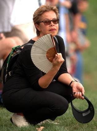 FOR USE WITH SPORTS STORIES RELATED TO: TIGERWOODS KRT PHOTOGRAPH BY STEVE DESLICH KRT (September 24) GAINESVILLE, VA - Kultida Woods watches her son Tiger Woods as he competes during the Presidents Cup in Gainesville, Virginia, on Saturday, September 24, 2005. (smd) 2005 GAINESVILLE VA USA EDITORIAL USE ONLY Copyright: xx 1021976 STEVExDESLICHx krtphotoslive195308