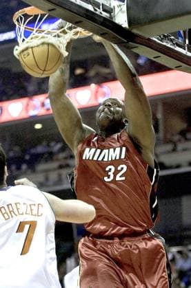 Miami Heat s Shaquille O Neal goes up for a slam dunk against the Charlotte Bobcats during first quarter action against at the Charlotte Bobcats Arena in Charlotte, North Carolina, Friday, January 27, 2006. (Gary O Brien Charlotte Observer KRT) CHARLOTTE NC USA EDITORIAL USE ONLY Copyright: x 2006xTHExCHARLOTTExOBSERVERx 1026508 GaryxO Brienx krtphotoslive201941