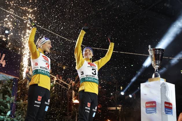 Sport Themen der Woche KW52 Sport Bilder des Tages WTC 2024 - Biathlon auf Schalke am 28.12.2024 in der Veltins-Arena auf Schalke Anna Weidel und Justus Strelow (Team Deutschland 2) lachen lächeln und präsentieren sich den Fans *** WTC 2024 Biathlon at Schalke on 28 12 2024 in the Veltins Arena at Schalke Anna Weidel and Justus Strelow Team Germany 2 smile and present themselves to the fans MH
