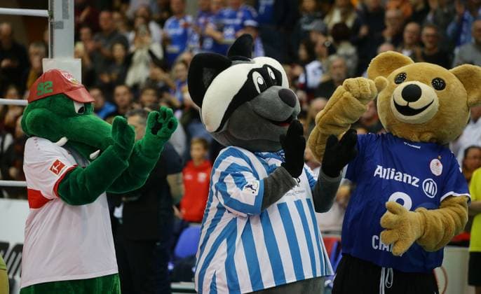 Stuttgart , Volleyball Bundesliga Frauen, Allianz MTV Stuttgart vs VfB Suhl , von links: Fritzle ( VfB Stuttgart ) Waldi ( Stuttgarter Kickers ) Charly ( Allianz MTV Stuttgart )