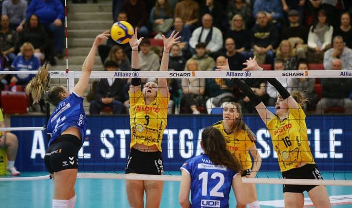 Stuttgart , Volleyball Bundesliga Frauen, Allianz MTV Stuttgart vs VfB Suhl , von links: Antonia Stautz ( Stgt ) Lara Nagels Leandra Negri ( Suhl )