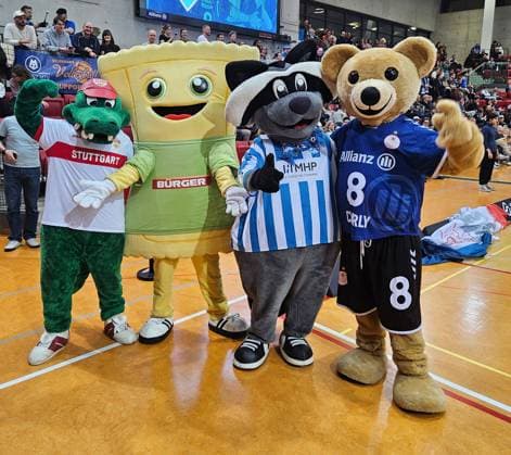 Stuttgart , Volleyball Bundesliga Frauen, Allianz MTV Stuttgart vs VfB Suhl , von links: Fritzle ( VfB Stuttgart ) Maulltasche ( Bürger ) Waldi ( Stuttgarter Kickers ) Charly ( Allianz MTV Stuttgart )