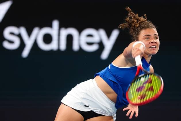 Bilder des Jahres 2024, Sport 12 Dezember Sport Themen der Woche KW52 Sport Bilder des Tages TENNIS UNITED CUP SYDNEY, Jasmine Paolini of Team Italy serves in her Group D singles match against Belinda Bencic of Team Switzerland during Day 3 of United Cup at Ken Rosewall Arena in Sydney, Sunday, December 29, 2024. ( NO ARCHIVING, EDITORIAL USE ONLY, NO USE IN BOOKS WITHOUT CONSENT SYDNEY NEW SOUTH WALES AUSTRALIA  Copyright: xMARKxEVANSx 20241229152481261259