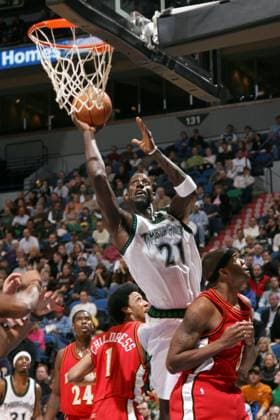 The Minnesota Timberwolves Kevin Garnett goes up for a shot against Josh Childress (1) and Josh Smith of the Atlanta Hawks during first quarter action. The Hawks defeated the Timberwolves, 105-88, at the Target Center in Minneapolis, Minnesota, Wednesday, January 17, 2007. (Jeff Wheeler Minneapolis Star Tribune MCT) MINNEAPOLIS MN USA EDITORIAL USE ONLY Copyright: xx 1039581 JeffxWheelerx krtphotoslive240531