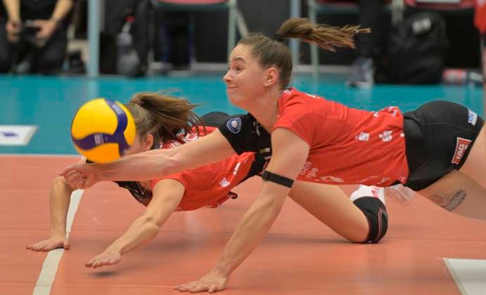 29.12.2024, Dresdens Lorena Lorber Fijok beim Annahmeversuch und dahinter Dresdens Sarah Straube, Volleyball, 1. Bundesliga, Dresdner SC - SSC Schwerin 0:3, (c) Dresden