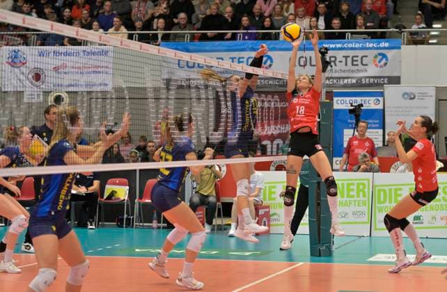 29.12.2024, Dresdens Sarah Straube am Netz, Volleyball, 1. Bundesliga, Dresdner SC - SSC Schwerin 0:3, (c) Dresden