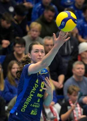 29.12.2024, Schwerins Leana Grozer beim Aufschlag, Volleyball, 1. Bundesliga, Dresdner SC - SSC Schwerin 0:3, (c) Dresden