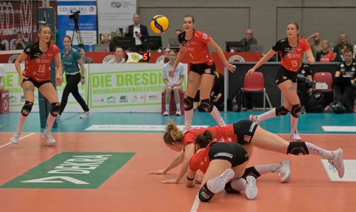 29.12.2024, Dresdens Emma Clothier stürzt über Dresdens Lorena Lorber Fijok, Volleyball, 1. Bundesliga, Dresdner SC - SSC Schwerin 0:3, (c) Dresden