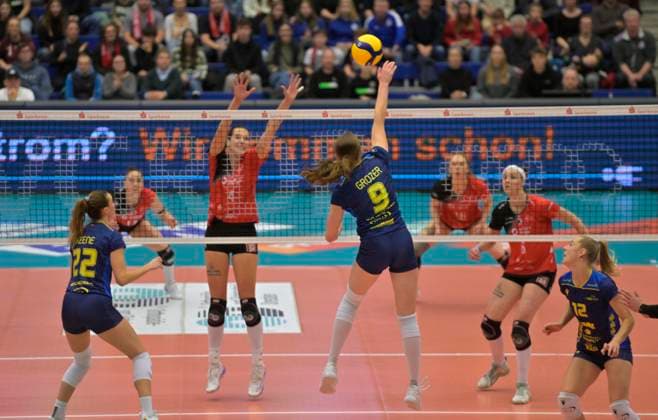 29.12.2024, Schwerins Leana Grozer überwindet die Dresdner Abwehr, Volleyball, 1. Bundesliga, Dresdner SC - SSC Schwerin 0:3, (c) Dresden