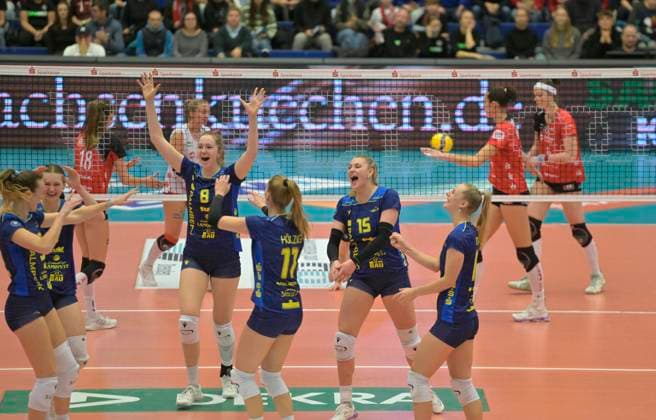 29.12.2024, Schwerins Spielerinnen jubeln, Volleyball, 1. Bundesliga, Dresdner SC - SSC Schwerin 0:3, (c) Dresden
