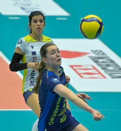29.12.2024, Schwerins Leana Grozer bei der Annahme, hinten Patricia Llabres Herrera, Volleyball, 1. Bundesliga, Dresdner SC - SSC Schwerin 0:3, (c) Dresden
