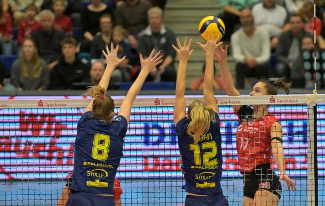 29.12.2024, Dresdens Lorena Lorber Fijok gegen Schwerins Britte Stuut und Hannah Krohn, Volleyball, 1. Bundesliga, Dresdner SC - SSC Schwerin 0:3, (c) Dresden