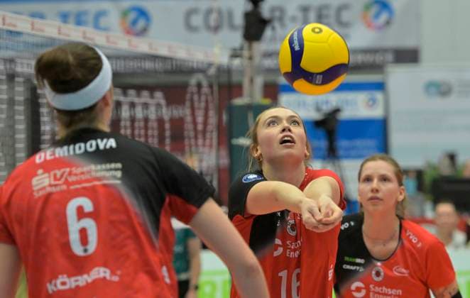 29.12.2024, Dresdens Emma Clothier bei der Annahme, daneben Dresdens Victoria Demidova und Dresdens Larissa Winter, Volleyball, 1. Bundesliga, Dresdner SC - SSC Schwerin 0:3, (c) Dresden