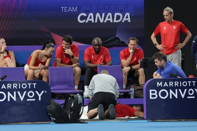 TENNIS UNITED CUP PERTH, FÃ lix Auger-Aliassime of Canada receives treatment during a medical timeout during his game against Taylor Fritz of the USA during their group stage match of the 2025 United Cup at RAC Arena in Perth, Sunday, December 29, 2024. ( NO ARCHIVING, EDITORIAL USE ONLY, NO USE IN BOOKS WITHOUT CONSENT PERTH WESTERN AUSTRALIA AUSTRALIA WANGARA  Copyright: xRICHARDxWAINWRIGHTx 20241229148800924353