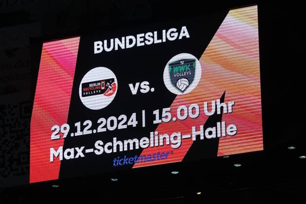 1. Volleyball Bundesliga, Berlin Recycling Volleys vs. WWK Volleys Herrsching Anzeigetafel zur Ankündigung des Spiels (Symbolbild) während der Begegnung im in 1. Volleyball Bundesliga, Berlin Recycling Volleys vs. WWK Volleys Herrsching in Berlin, Max-Schmeling-Halle, am 29.12.2024. Copyright: xBEAUTIFULxSPORTS Frankex