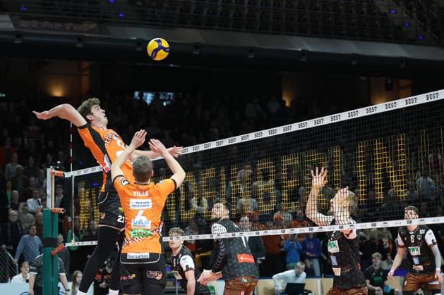 1. Volleyball Bundesliga, Berlin Recycling Volleys vs. WWK Volleys Herrsching Tobias Krick (BR Volleys, 21) in Angriff gegen den Block von Daniel Gruvaeus (WWK Volleys Herrsching, 2) . Vorne Johannes Tille (BR Volleys, 6) während der Begegnung im in 1. Volleyball Bundesliga, Berlin Recycling Volleys vs. WWK Volleys Herrsching in Berlin, Max-Schmeling-Halle, am 29.12.2024. Copyright: xBEAUTIFULxSPORTS Frankex
