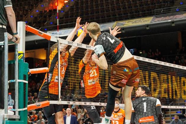 Johannes Tille (BR Volleys, 06) und Tobias Krick (BR Volleys, 21) können den Ball durch die Daniel Gruvaeus (WWK Volleys Herrsching, 02) nicht aufhalten, BRVolleys vs WWK Volleys Herrsching, 1.Bundesliga, 2024_12_29 Berlin Berlin Land Copyright: xFootxBowl ThomasxSobotzkix