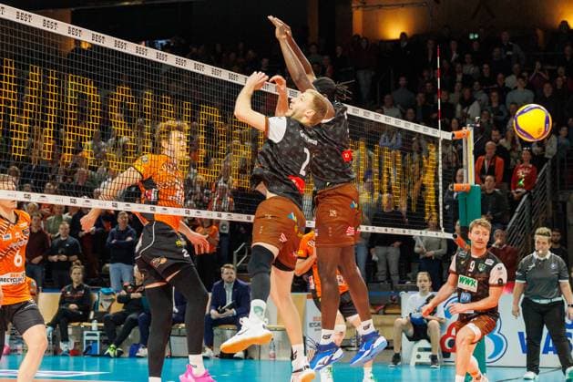 Tobias Krick (BR Volleys, 21) nach seinem Schmetterball, BRVolleys vs WWK Volleys Herrsching, 1.Bundesliga, 2024_12_29 Berlin Berlin Land Copyright: xFootxBowl ThomasxSobotzkix