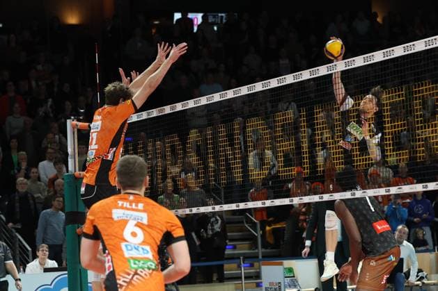 1. Volleyball Bundesliga, Berlin Recycling Volleys vs. WWK Volleys Herrsching Filip John (WWK Volleys Herrsching, 6) in Angriff gegen den Block von Tobias Krick (BR Volleys, 21) . Vorne Johannes Tille (BR Volleys, 6), während der Begegnung im in 1. Volleyball Bundesliga, Berlin Recycling Volleys vs. WWK Volleys Herrsching in Berlin, Max-Schmeling-Halle, am 29.12.2024. Copyright: xBEAUTIFULxSPORTS Frankex
