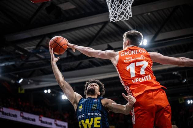 Sport Themen der Woche KW52 Sport Bilder des Tages 1. Basketball Bundesliga, easyCredit BBL, Saison 2024 2025, Herren, Hauptrunde, 14. Spieltag, 29.12.2024, RASTA Vechta - EWE Baskets Oldenburg Len Schoormann ( 0 - EWE Baskets Oldenburg) beim Korbleger geblockt von Johann Grünloh ( 17 - RASTA Vechta) Vechta RASTA Dome Niedersachsen Deutschland *** 1 Basketball Bundesliga, easyCredit BBL, Season 2024 2025, Men, Main Round, Matchday 14, 29 12 2024, RASTA Vechta EWE Baskets Oldenburg Len Schoormann 0 EWE Baskets Oldenburg blocked by Johann Grünloh 17 RASTA Vechta Vechta RASTA Dome Lower Saxony Germany