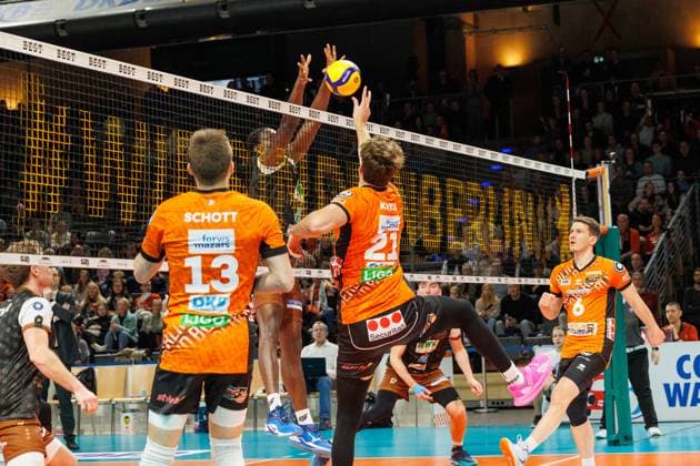 Tobias Krick (BR Volleys, 21) hebt den Ball über das Netz, BRVolleys vs WWK Volleys Herrsching, 1.Bundesliga, 2024_12_29 Berlin Berlin Land Copyright: xFootxBowl ThomasxSobotzkix