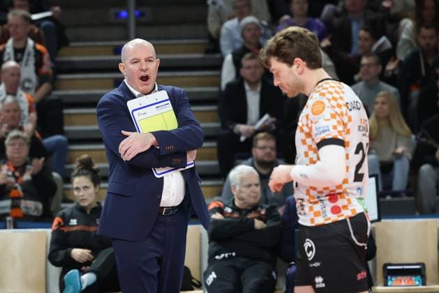 1. Volleyball Bundesliga, Berlin Recycling Volleys vs. WWK Volleys Herrsching Trainer Joel Banks (BR Volleys) gibt Anweisungen an Kyle Dagostino (BR Volleys, 24), während der Begegnung im in 1. Volleyball Bundesliga, Berlin Recycling Volleys vs. WWK Volleys Herrsching in Berlin, Max-Schmeling-Halle, am 29.12.2024. Copyright: xBEAUTIFULxSPORTS Frankex