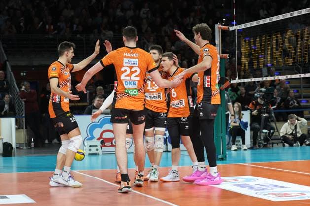 1. Volleyball Bundesliga, Berlin Recycling Volleys vs. WWK Volleys Herrsching Jubel, jubelt, jubeln , die BR Volleys jubeln mit (v.l.n.r.) Moritz Reichert (BR Volleys, 15), Jake Hanes (BR Volleys, 22), Ruben Schott (BR Volleys, 13) , Johannes Tille (BR Volleys, 6) und Tobias Krick (BR Volleys, 21), während der Begegnung im in 1. Volleyball Bundesliga, Berlin Recycling Volleys vs. WWK Volleys Herrsching in Berlin, Max-Schmeling-Halle, am 29.12.2024. Copyright: xBEAUTIFULxSPORTS Frankex