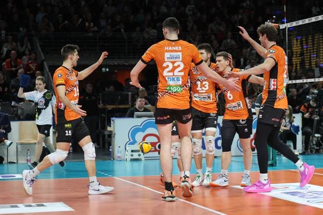1. Volleyball Bundesliga, Berlin Recycling Volleys vs. WWK Volleys Herrsching Jubel, jubelt, jubeln , die BR Volleys jubeln mit (v.l.n.r.) Moritz Reichert (BR Volleys, 15), Jake Hanes (BR Volleys, 22), Ruben Schott (BR Volleys, 13) , Johannes Tille (BR Volleys, 6) und Tobias Krick (BR Volleys, 21), während der Begegnung im in 1. Volleyball Bundesliga, Berlin Recycling Volleys vs. WWK Volleys Herrsching in Berlin, Max-Schmeling-Halle, am 29.12.2024. Copyright: xBEAUTIFULxSPORTS Frankex