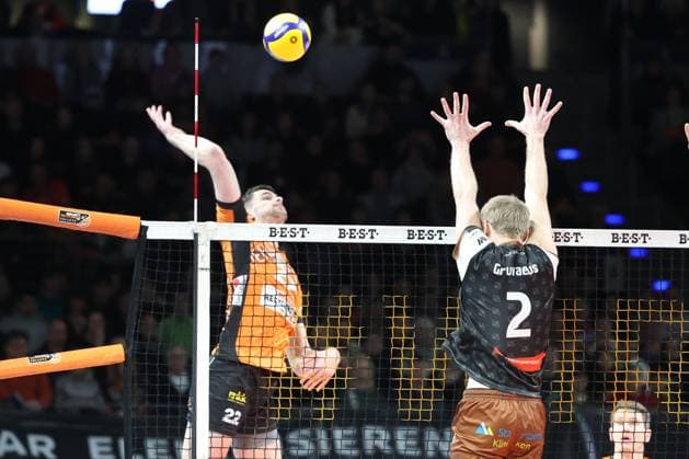 1. Volleyball Bundesliga, Berlin Recycling Volleys vs. WWK Volleys Herrsching Jake Hanes (BR Volleys, 22) in Angriff gegen den Block von Daniel Gruvaeus (WWK Volleys Herrsching, 2), während der Begegnung im in 1. Volleyball Bundesliga, Berlin Recycling Volleys vs. WWK Volleys Herrsching in Berlin, Max-Schmeling-Halle, am 29.12.2024. Copyright: xBEAUTIFULxSPORTS Frankex
